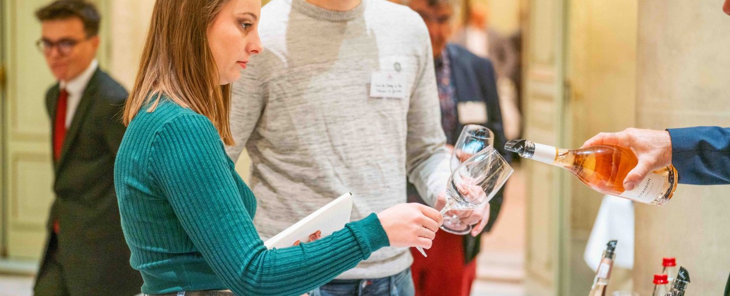 Photo de dégustation Terra Nostrum avec des participants dégustant du vin